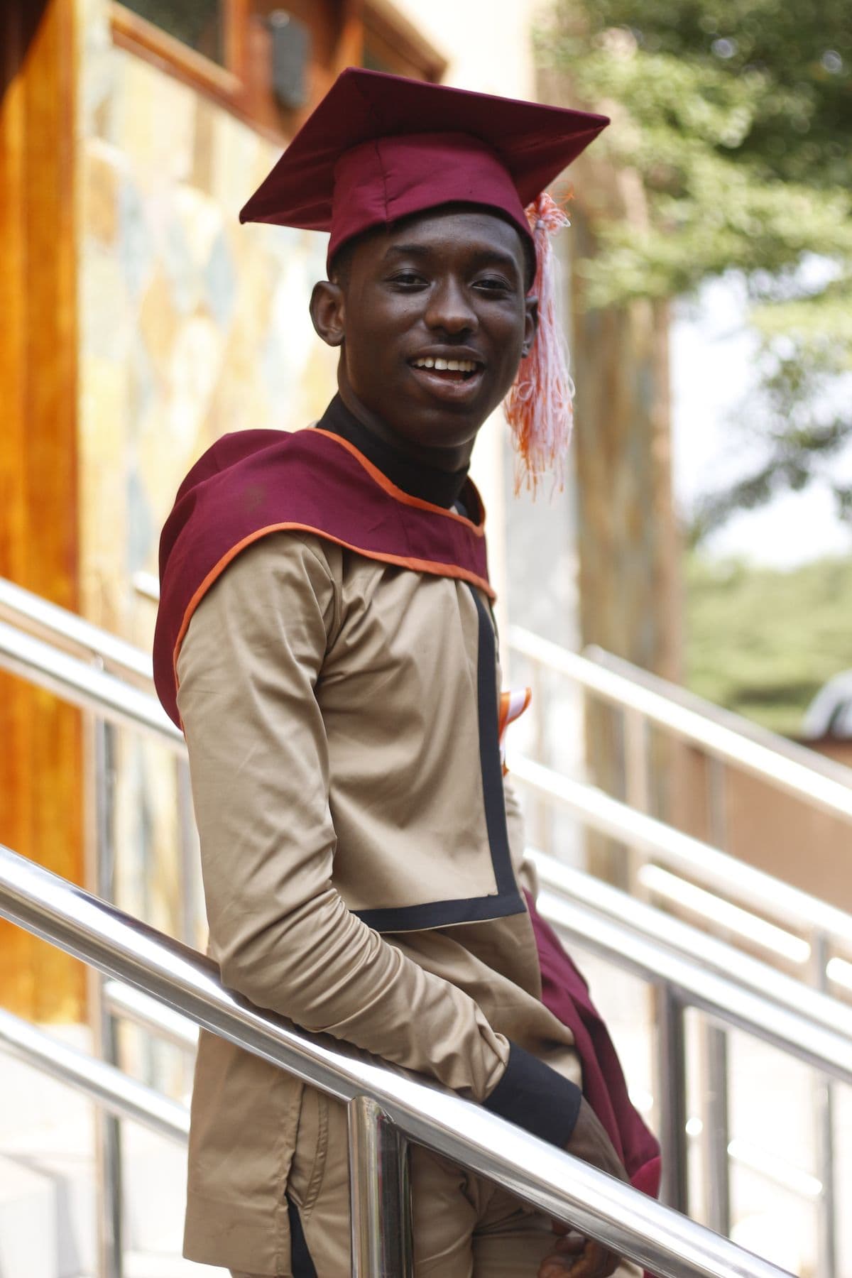 Jeune diplômé en toge et toque, souriant