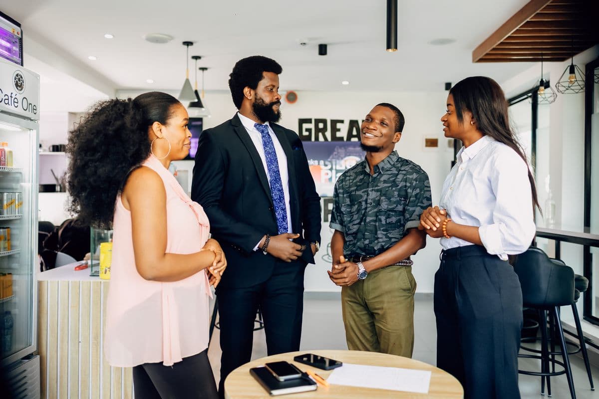 Équipe de jeunes professionnels échangeant lors d'une réunion