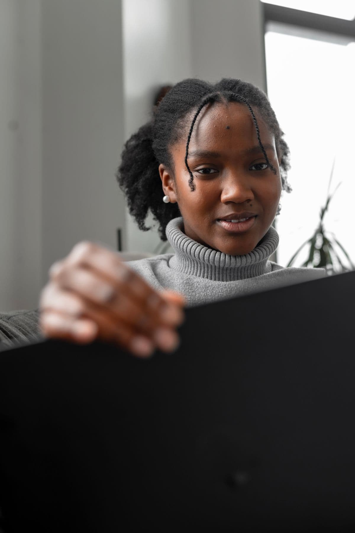Étudiante concentrée devant son ordinateur portable